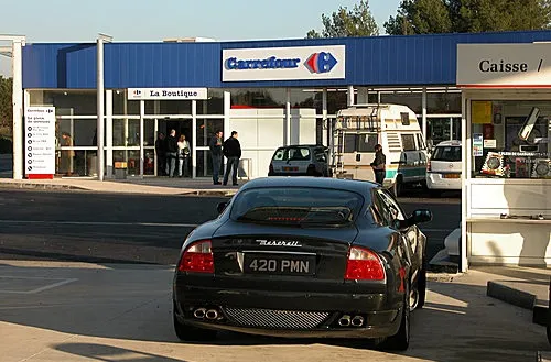 Benzină ieftină la supermarket! Marile centre comerciale își vor face stații de benzină