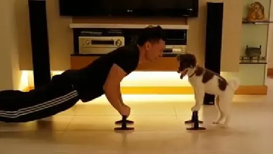 Cel mai dragut căţel! Face sport cu stăpânul lui