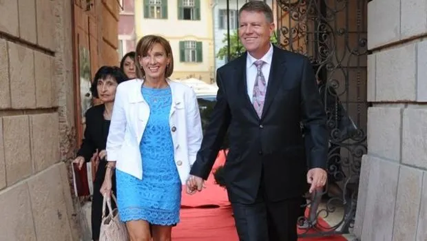 Secretele Primei Doamne: Cine este croitoreasa lui Carmen Iohannis