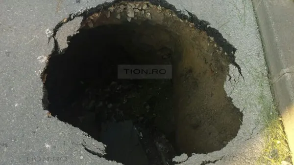 Crater de doi metri pe o stradă din Timişoara. Oamenii sunt disperaţi