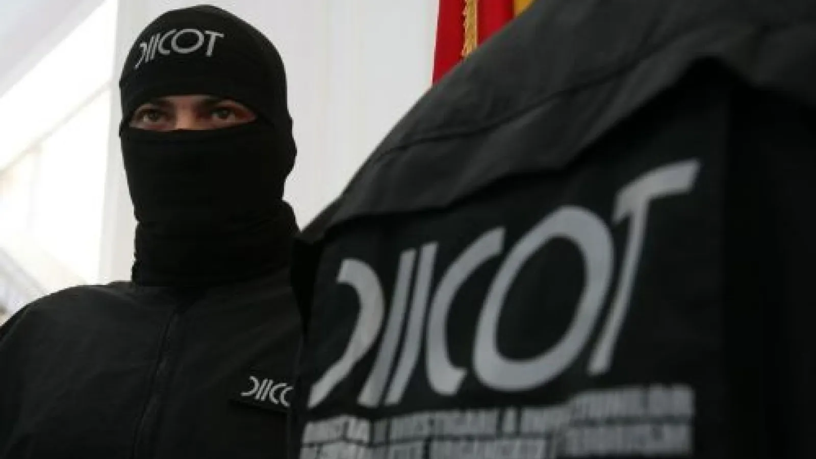 Cinci tineri din Iaşi, săltaţi de DIICOT după ce au spart zeci de conturi. Cum operau