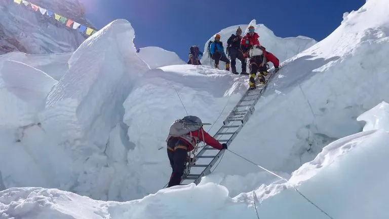 CUTREMUR NEPAL. Nou bilanț al victimelor avalanșei de pe Everest. 217 persoane sunt date dispărute