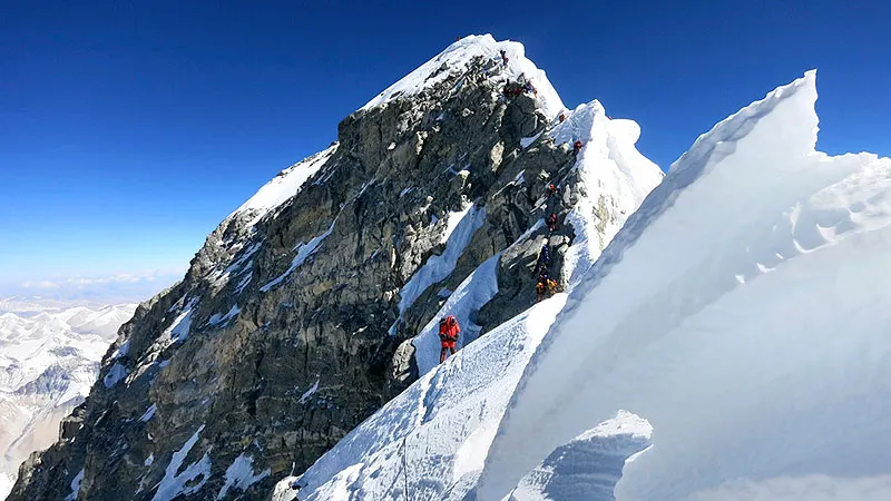 CUTREMUR NEPAL. Cel puțin opt alpiniști, dintre cei blocați pe Everest, au murit  