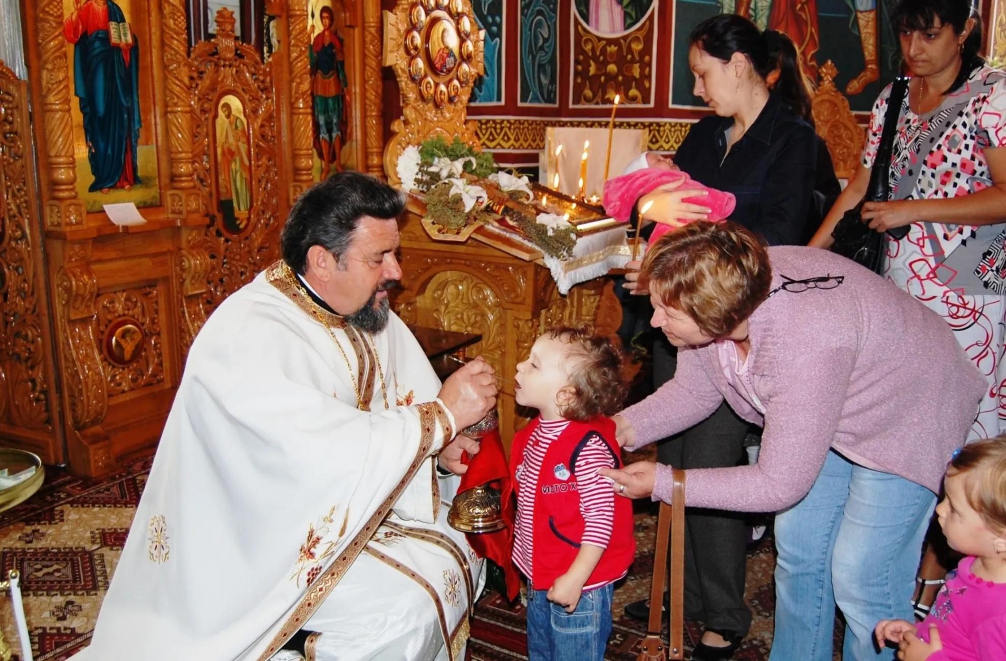 Când şi cum se dă Sfânta Împărtăşanie copiilor mici