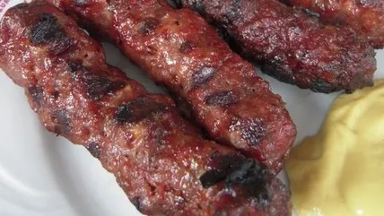 1 MAI. Consum record de mici pentru români în această zi a anului