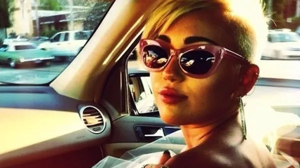 Miley Cyrus nu se mai opreşte. Şi-a înnebunit fanii cu poze nud