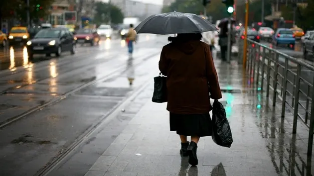 Avertizare meteo: Ploi însemnate, ninsori și vânt până marți la prânz