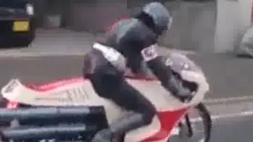 Un preot budist circulă cu motocicleta și vânează șoferii beți