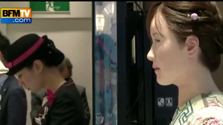 Un robot umanoid întâmpină, în premieră, clienţii într-un centru comercial din Tokyo