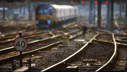 Tir, lovit de tren în Olt. Circulaţia feroviară a fost oprită