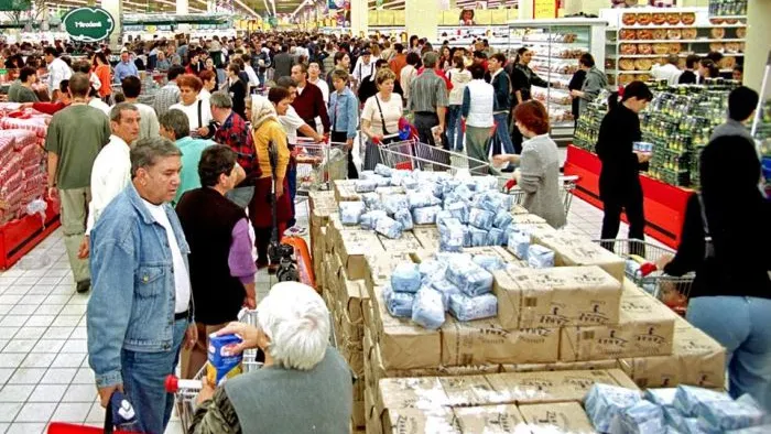 Bătaie pe ouă: Imagini halucinante într-un hypermarket din țară