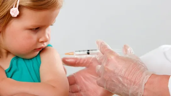Începe administrarea vaccinului hexavalent. Câţi bebeluşi vor fi vaccinaţi