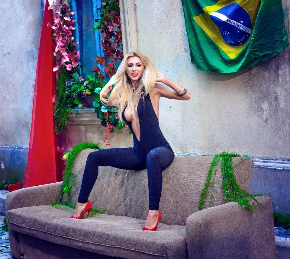 Andreea Bălan, 10 fotografii pe care a uitat să le șteargă de pe Facebook