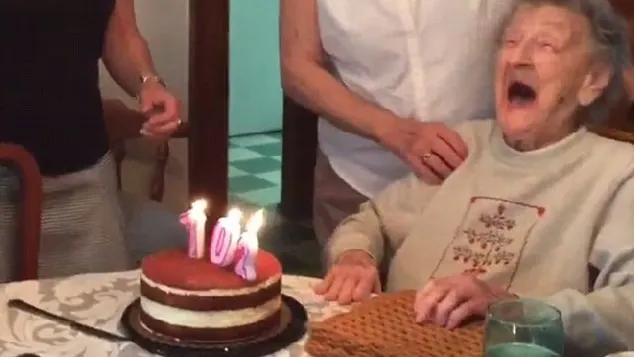 Super-viral! Ce a păţit o bătrânică de 102 ani când a suflat în lumânările de pe tort