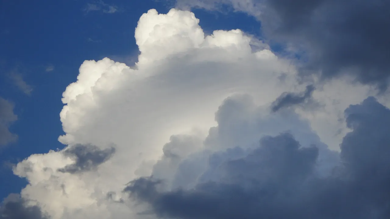 Prognoza meteo pentru trei zile: vreme răcoroasă, instabilă și ploi însoțite de descărcări electrice