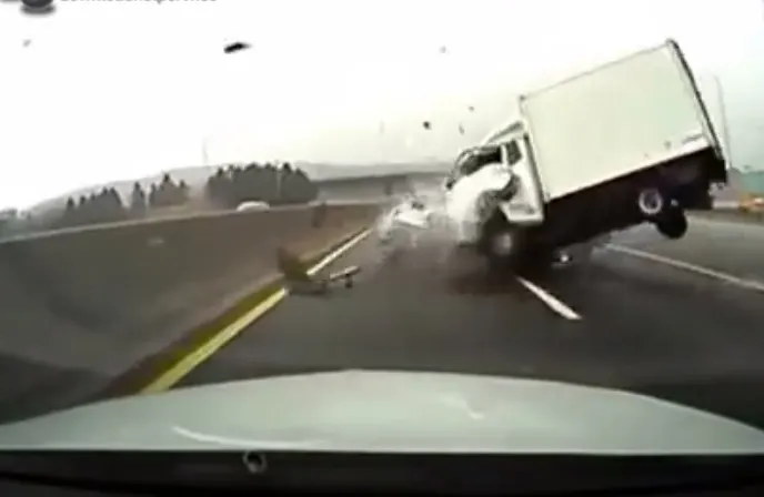 Groaznic! Ce a surprins camera video de pe bordul unei maşini. Au crezut că sunt ultimele secunde