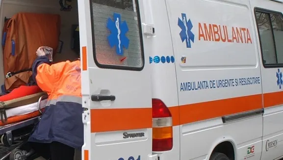 Copil de 7 ani, la spital după ce i-a căzut o canapea în cap