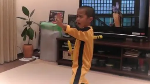 Un băieţel de cinci ani îl imită perfect pe Bruce Lee