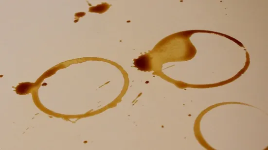 Cum să scapi de petele de cafea de pe mobilă