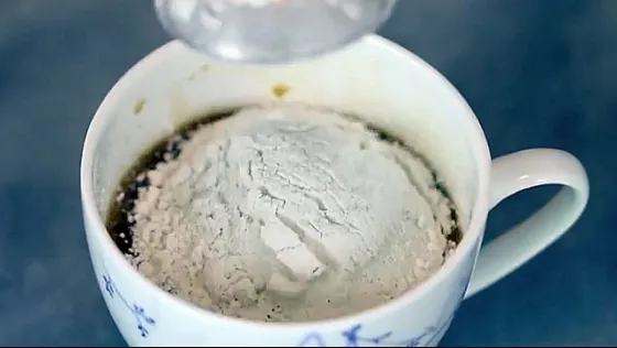 Ştiaţi ce se întâmplă dacă turnaţi făină în cafea şi introduceţi cana la microunde? Este uimitor