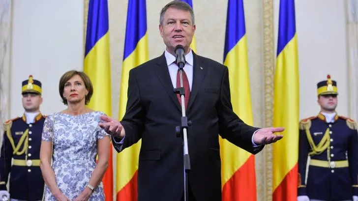 Ce scrie Iohannis în noua carte despre rolul Primei Doamne