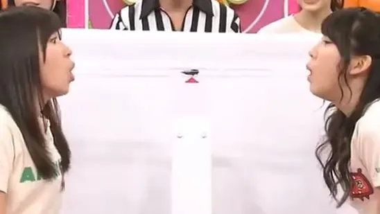 Cel mai dezgustător show TV. Ce fac cele două concurente în direct