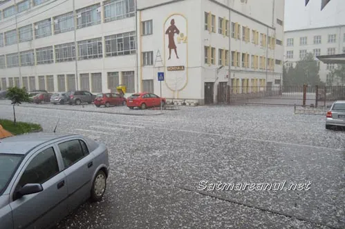 Fenomen meteo extrem la Satu Mare: asupra orașului s-a abătut o ploaie cu gheață FOTO