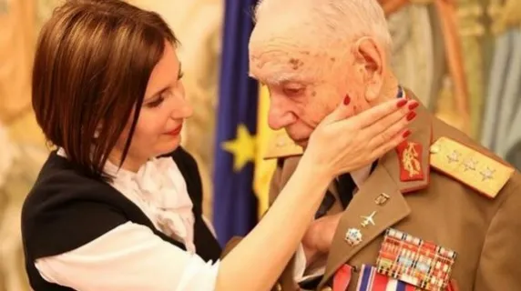 Poza care a emoţionat Internetul. Ce l-a făcut pe eroul din Al Doilea Război Mondial să plângă