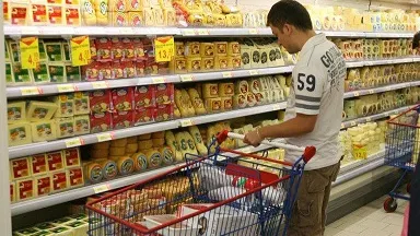 Românii lasă mai mulți bani ca oricând în supermarketuri. Buticurile, uitate de clienți