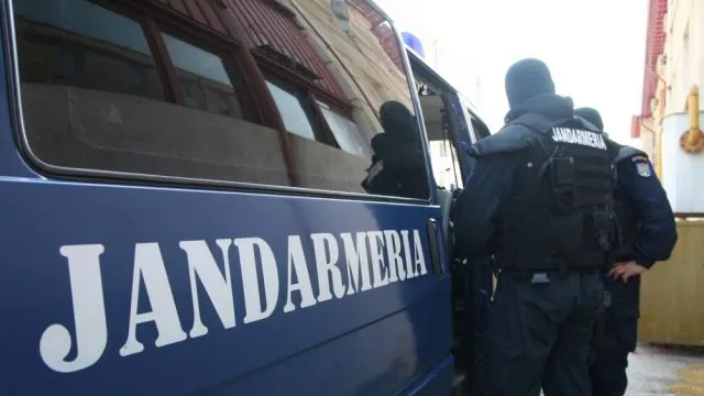 Jandarmi înarmaţi până în dinţi păzesc o comună din Dâmboviţa. Ce se întâmplă?