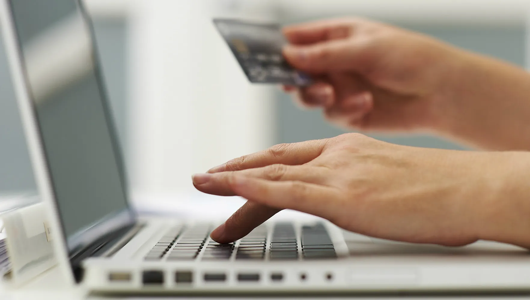 Nu-i lăsa să te înșele! Ce trebuie să știi când cumperi un dispozitiv online