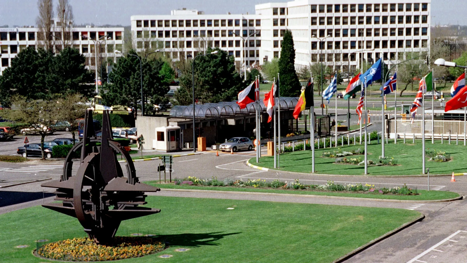 Zeci de presupuși spioni ruși, expulzați de NATO din cartierul său general de la Bruxelles 