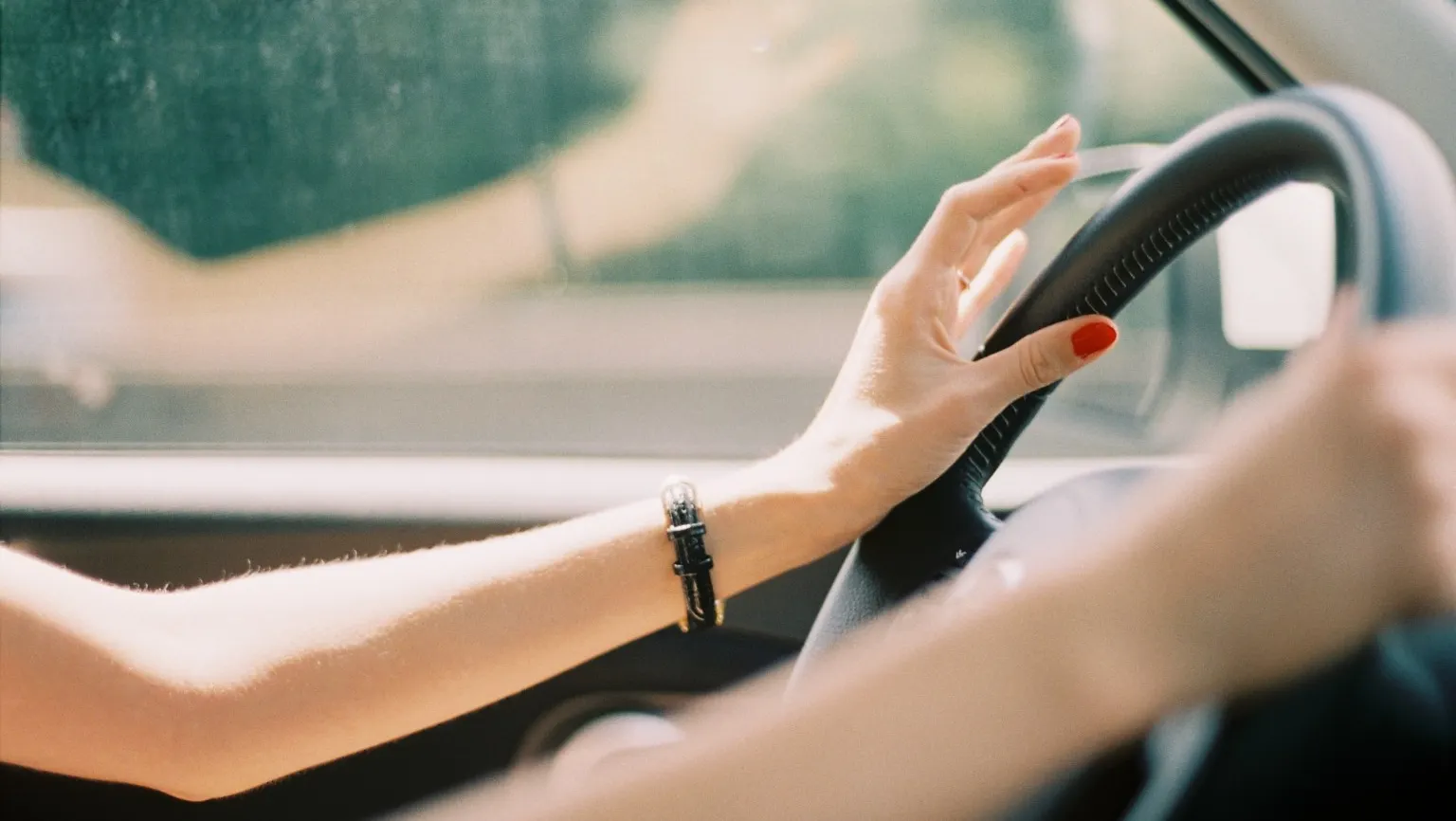 Ce făcea o şoferiţă în timp ce conducea cu 90 km/h. Poliţiştii, uimiţi de filmare VIDEO