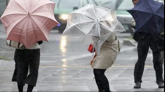Avertizare meteo: Ploi torenţiale, descărcări electrice şi vânt, în toată ţara