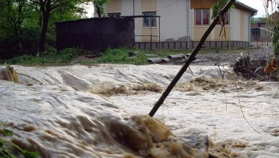 Cod roşu de inundaţii, prelungit până vineri