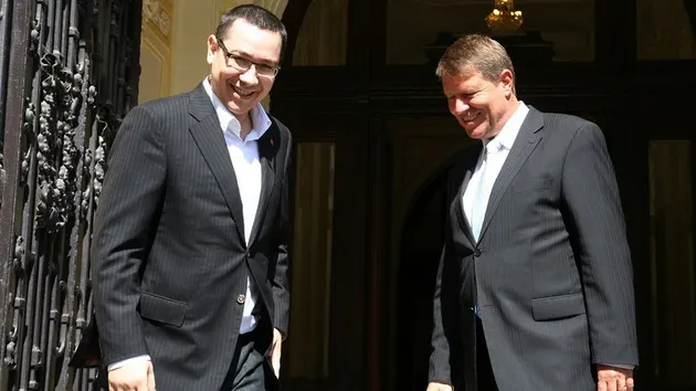 Klaus Iohannis îi cere lui Victor Ponta să-i cumpere două avioane, nu unul