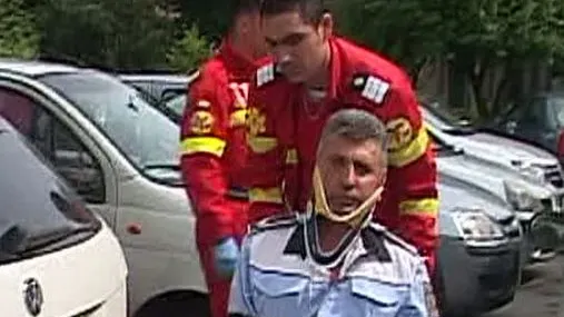 Un poliţist a fost lovit cu maşina de un primar nervos