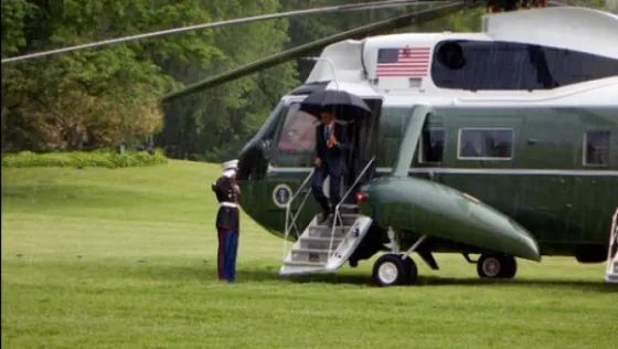 Gestul normal al lui Barack Obama a devenit viral. Cum se comportă cu două femei din staff-ul său