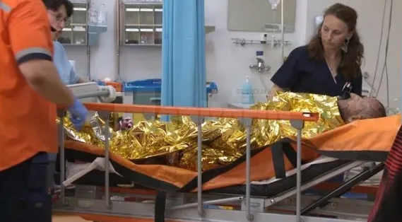 Macabru! Un bătrân a încercat să-şi taie gâtul, apoi şi-a dat foc