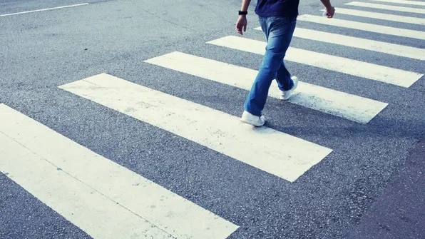 Accidentat de şoferul unui microbuz de călători, pe trecerea de pietoni