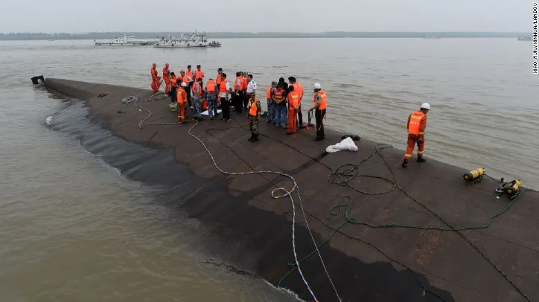 Misiune de salvare fără speranțe. Imagini dramatice de la tragedia de pe fluviul Yangtze