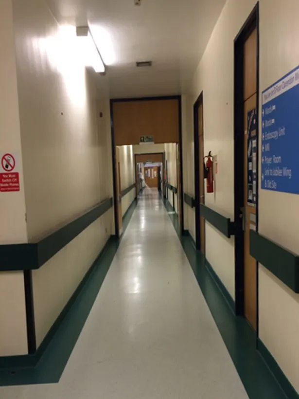Apariţia înfiorătoare surprinsă într-o fotografie pe holul gol al unui spital: "Am auzit paşi"