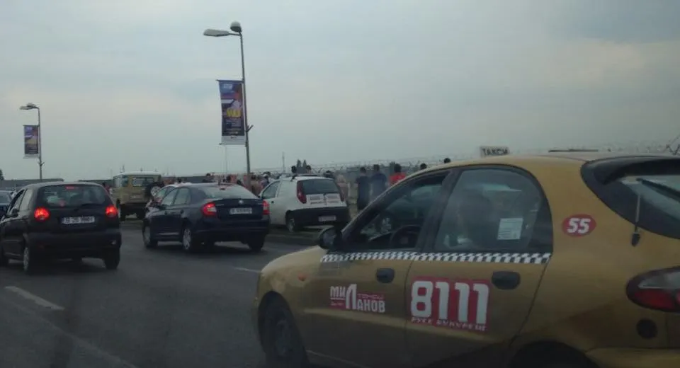 Trafic aglomerat în zona Băneasa. Maşini, biciclişti şi spectatori la mitingul aviatic