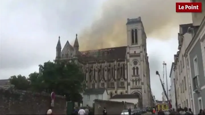 O basilică istorică din Franţa a fost mistuită de flăcări