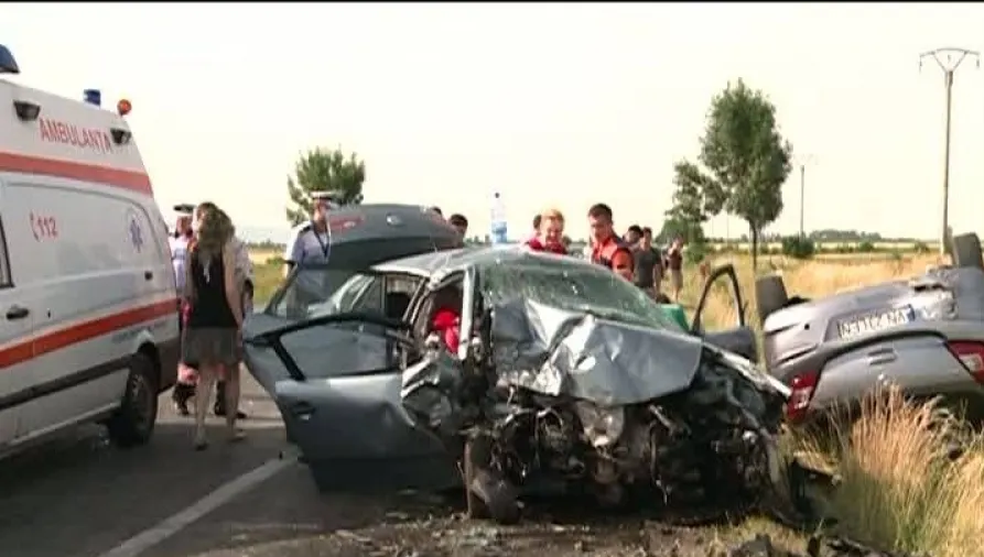 Accident cumplit în Buzău. Patru mașini implicate. O femeie a rămas încarcerată