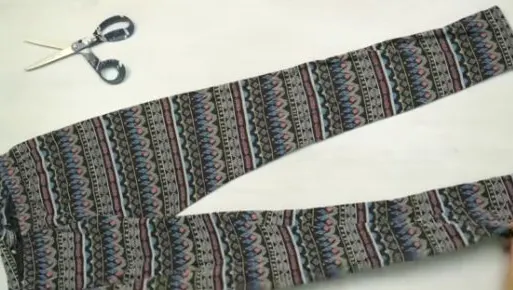 A luat o foarfecă şi a tăiat o pereche de colanţi! Rezultatul e genial