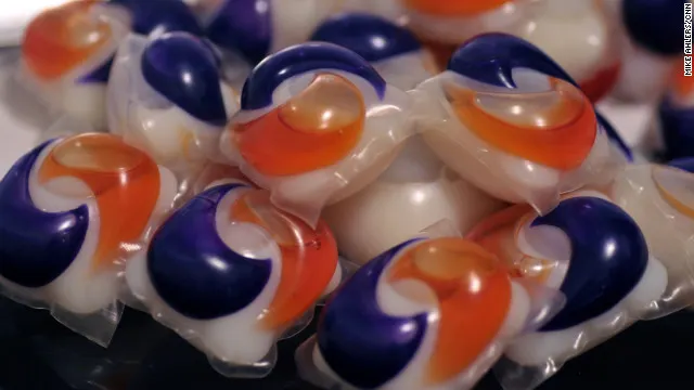 Atenţie la capsulele cu detergent: Tot mai mulţi copii se otrăvesc crezând că sunt jeleuri
