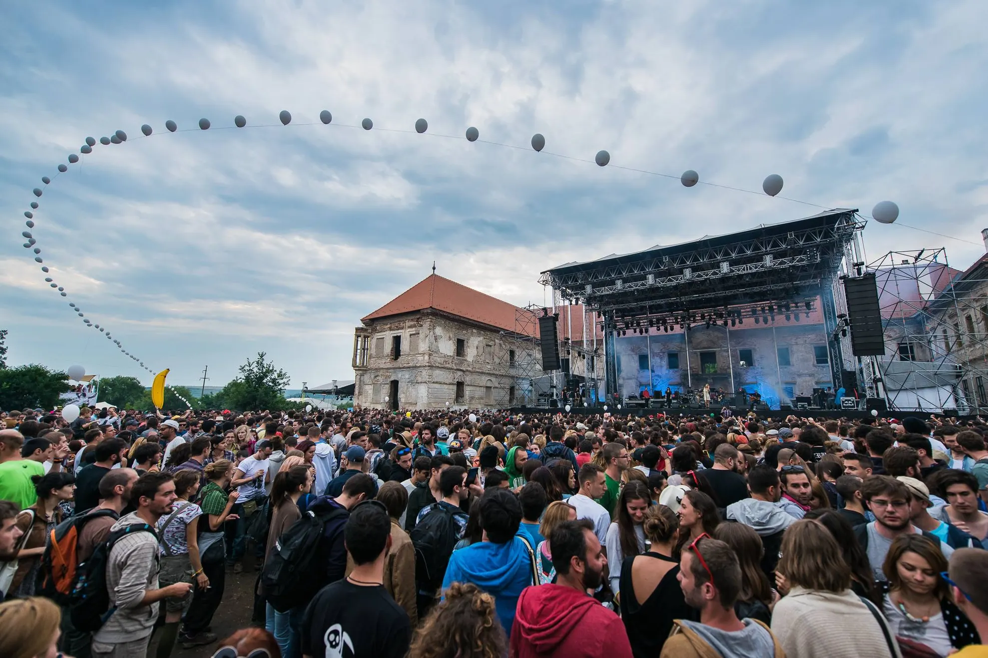 Petrecăreţi descoperiţi cu droguri la Electric Castle