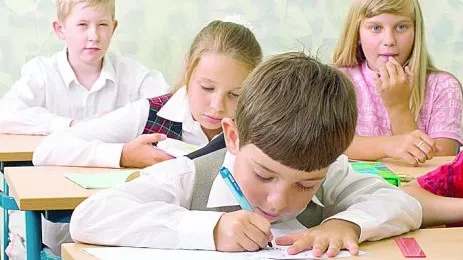 Elevii de până în clasa a IV-a ar putea primi 200 de lei pe lună pentru programul Şcoala după şcoală
