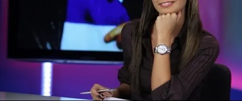 O frumoasă prezentatoare TV, îmbrăcată sumar, alături de iubitul-fotbalist, la mare